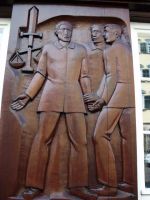 92 geschnitzte Holztafeln am Rathaus von Nuertingen